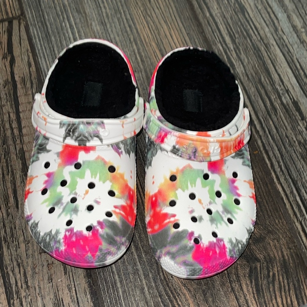 Classic tie dye lined crocs women’s size 8 men’s size 6.  Excellent condition